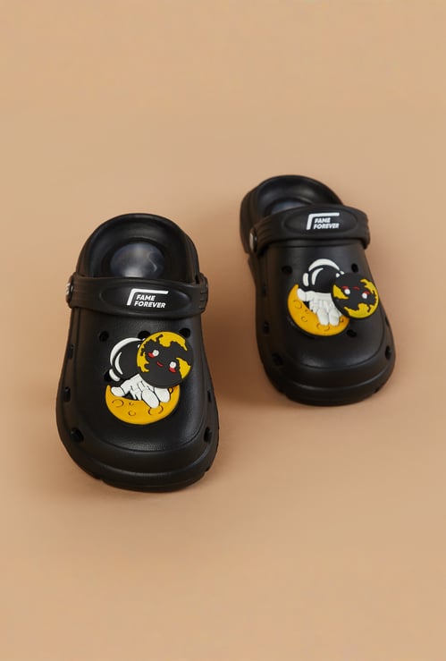 FAME FOREVER Boys Charm Detail Clogs