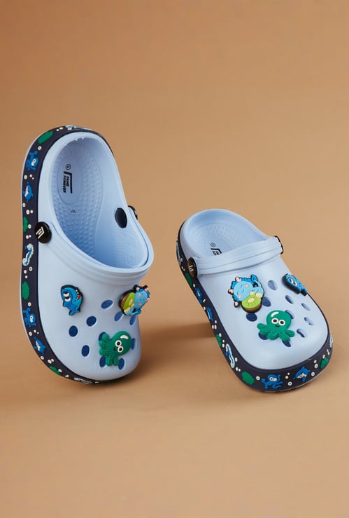 FAME FOREVER Boys Jibbitz Charm Clogs