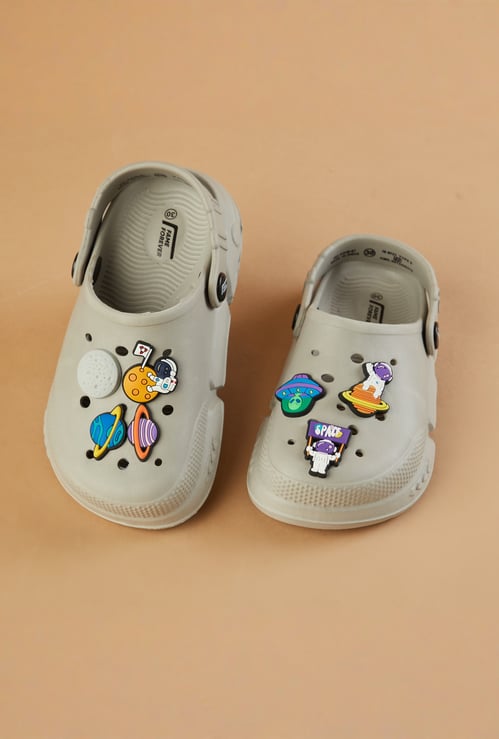 FAME FOREVER Boys Clogs with Charms