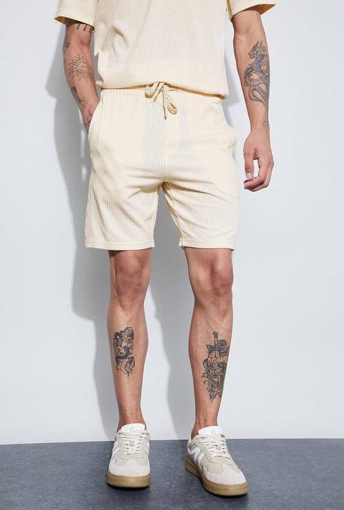 CODE UNWIND Textured Regular Shorts