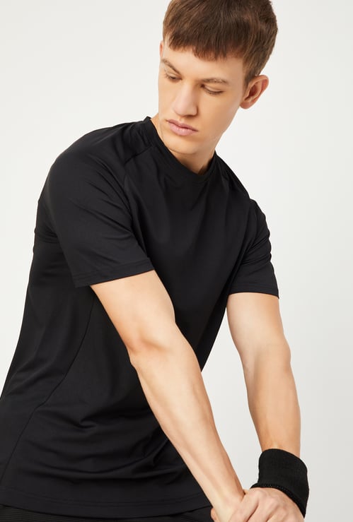 Men Solid Slim Fit Active T-shirt