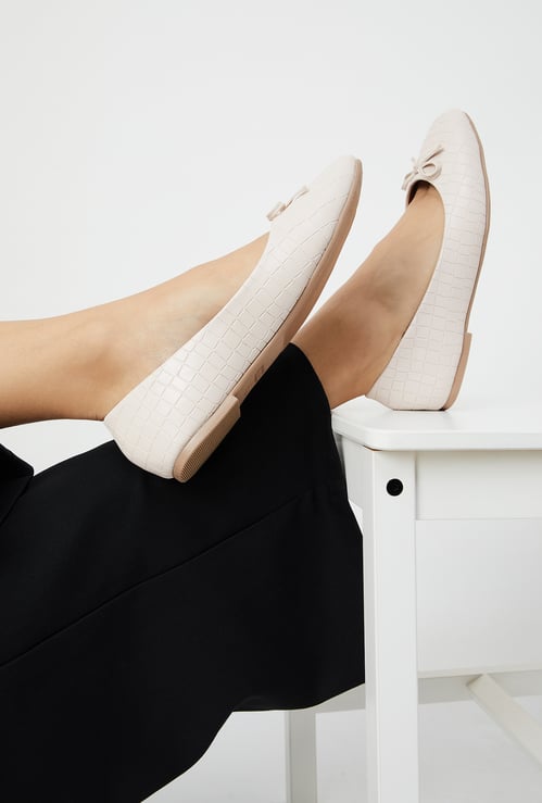 Women Textured Bow-Detailed Ballerinas
