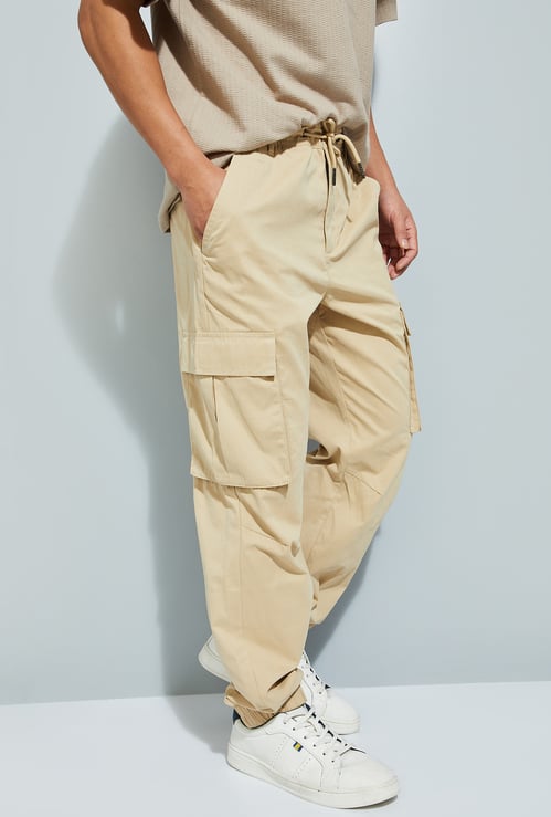URB_N Men Solid Relaxed Fit Cargo Joggers