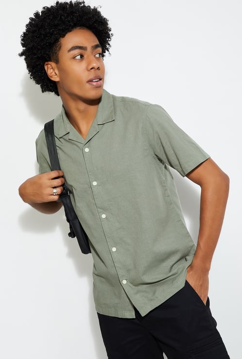 URB_N Men Textured Regular Fit Resort Shirt