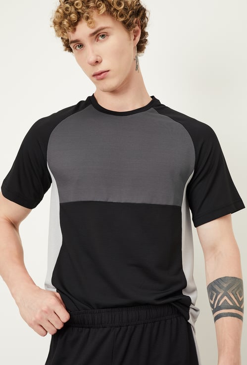 Men Colourblock Slim Fit T-shirt