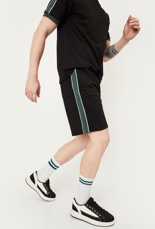 Men Solid Side Taped Shorts