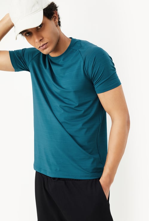 Men Solid Slim Fit Sports T-shirt