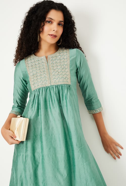 Women Embroidered Straight Kurta Set