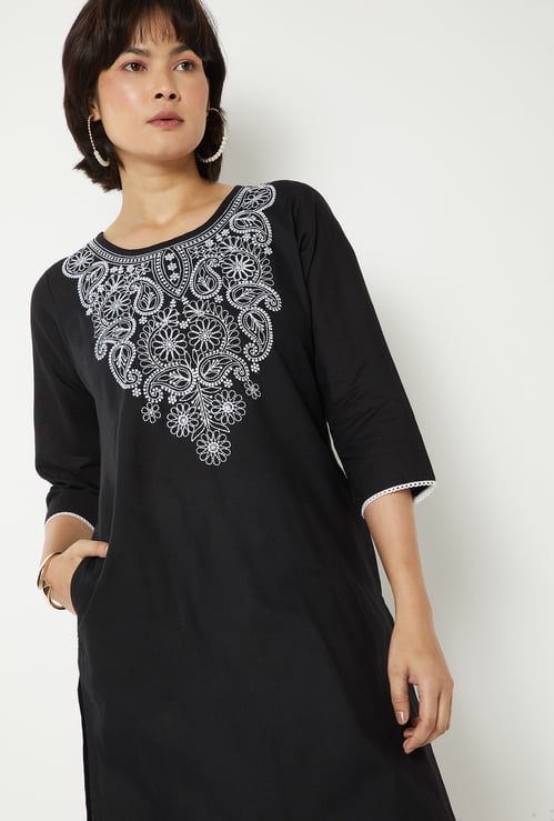 Women Chikankari Embroidered Straight Kurta
