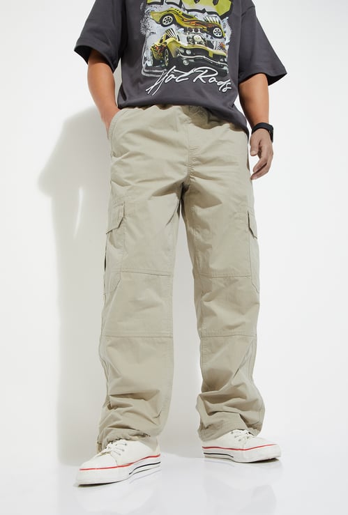 URB_N Men Solid Relaxed Fit Parachute Cargos