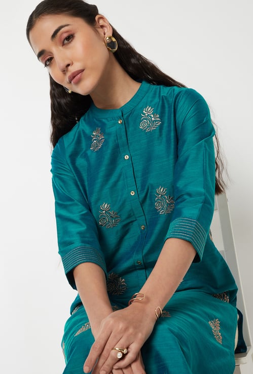 Women Embroidered Straight Kurta