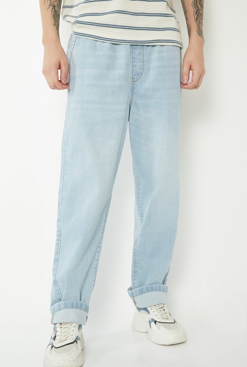 Men Light Wash Relaxed Fit Jeans