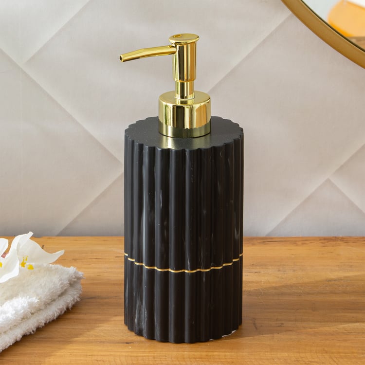 Monique Marco 5-Piece Ribbed Polyresin Bathroom Set