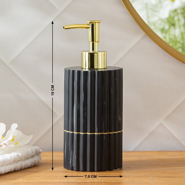 Monique Marco 5-Piece Ribbed Polyresin Bathroom Set
