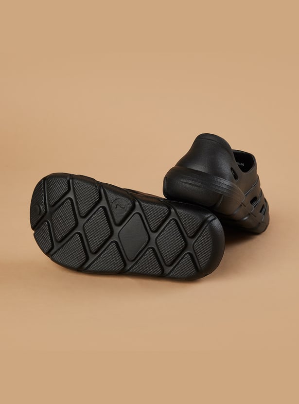 FAME FOREVER Boys Slip-On Clogs