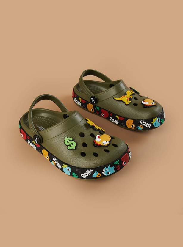 FAME FOREVER Boys Appliqued Clogs