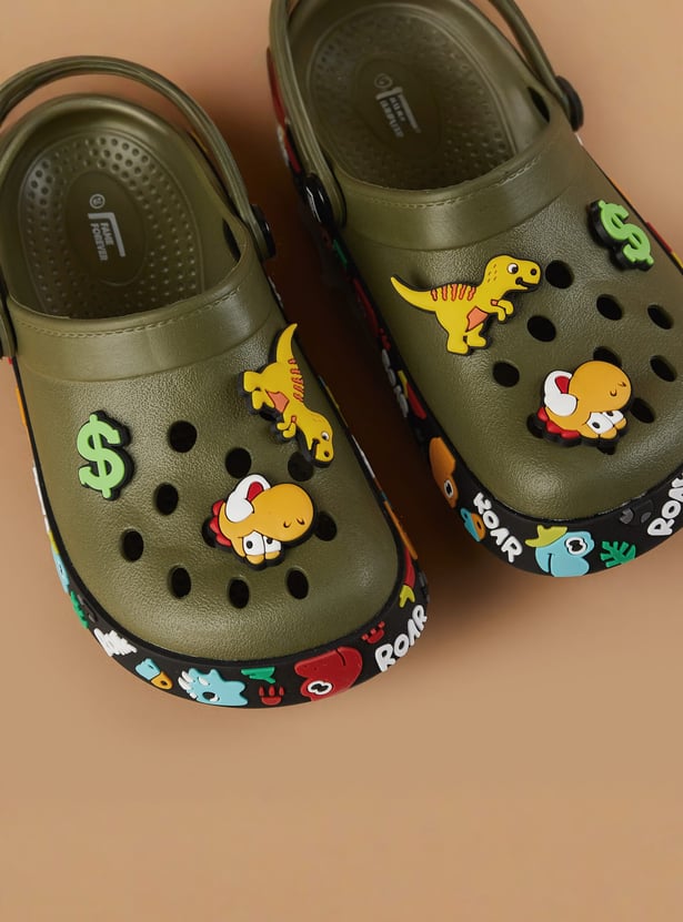 FAME FOREVER Boys Appliqued Clogs