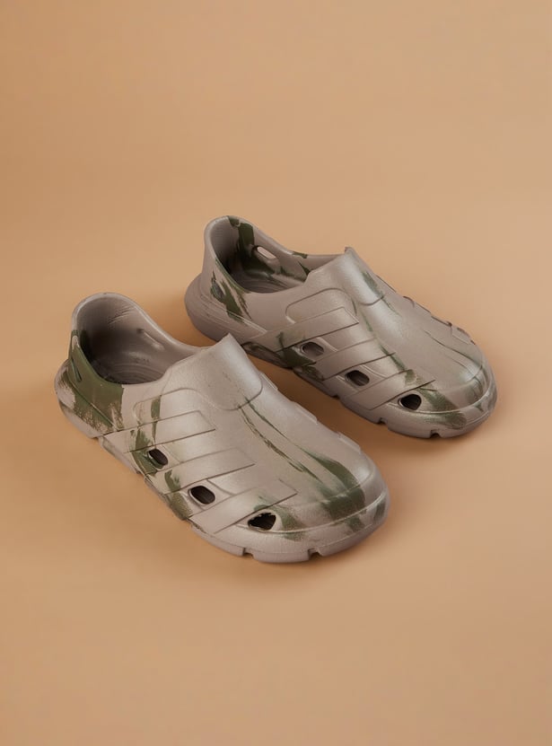 FAME FOREVER Boys Marble Print Slip-On Clogs