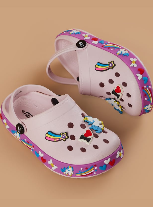 FAME FOREVER Girls Appliqued Clogs