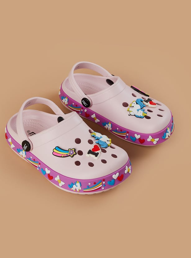 FAME FOREVER Girls Appliqued Clogs