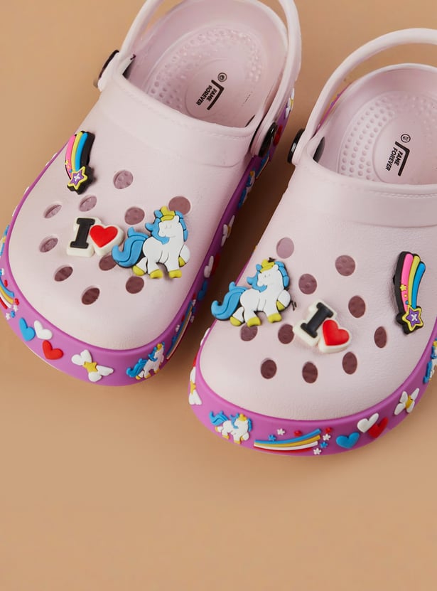 FAME FOREVER Girls Appliqued Clogs