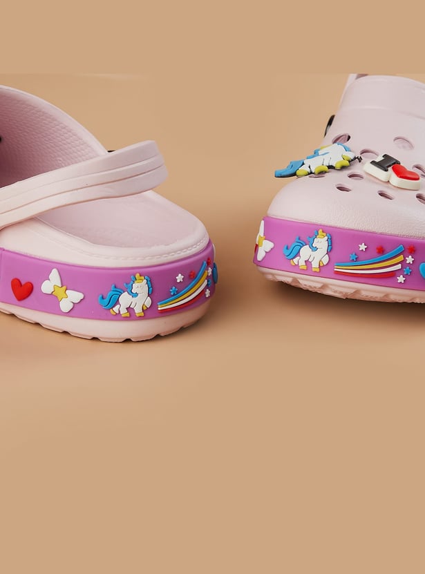 FAME FOREVER Girls Appliqued Clogs