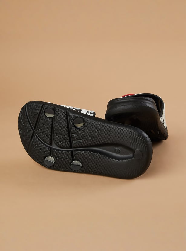 FAME FOREVER Boys Captain America Applique Sliders
