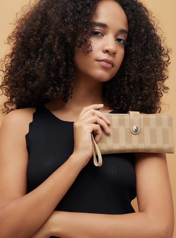 GINGER Textured Bi-Fold Wallet with Wristlet
