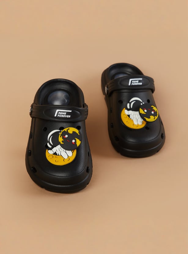 FAME FOREVER Boys Charm Detail Clogs