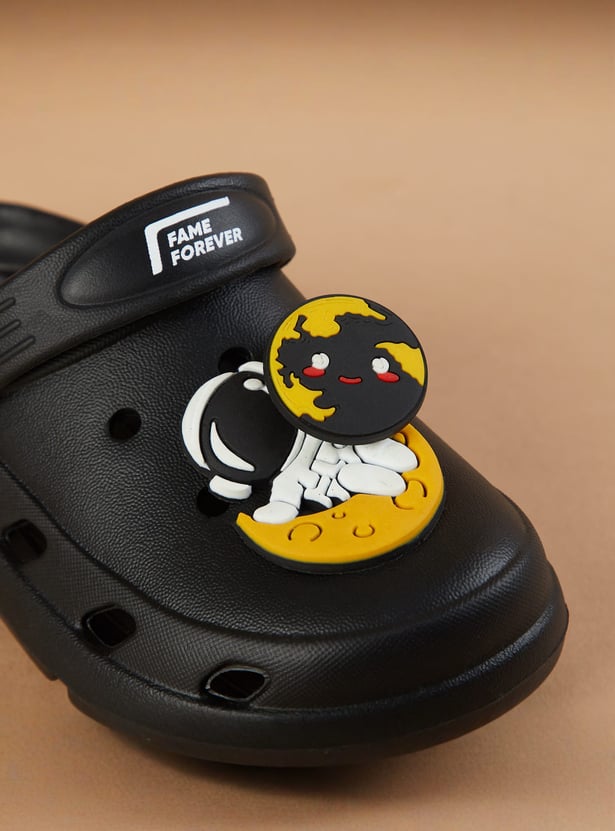 FAME FOREVER Boys Charm Detail Clogs