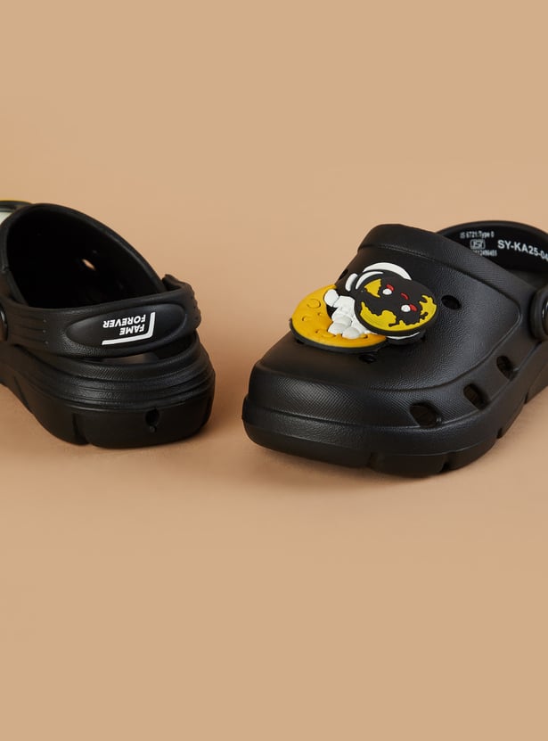 FAME FOREVER Boys Charm Detail Clogs