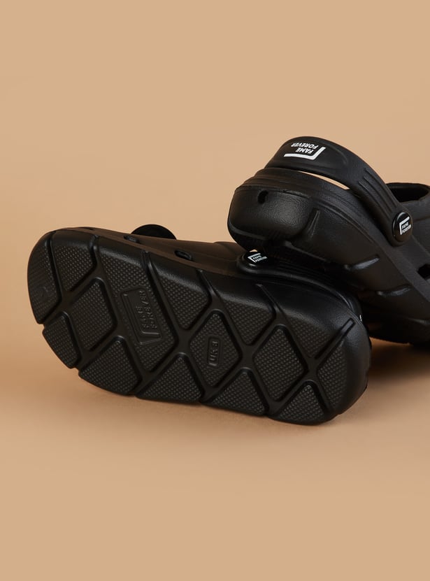 FAME FOREVER Boys Charm Detail Clogs