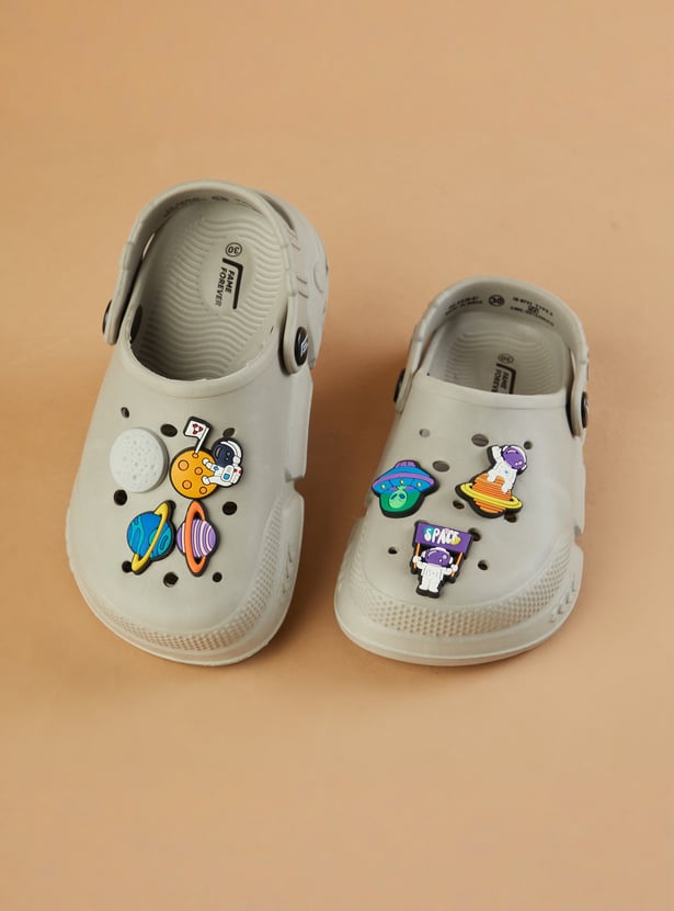 FAME FOREVER Boys Clogs with Charms