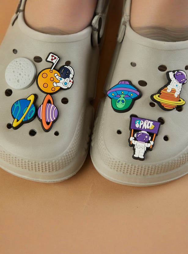 FAME FOREVER Boys Clogs with Charms
