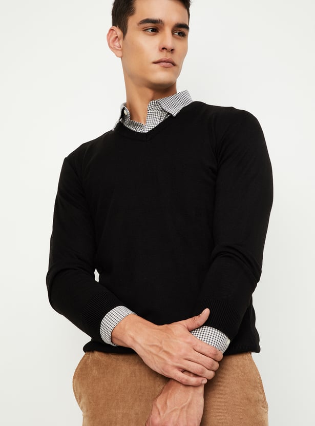 Men Solid V-Neck Sweater