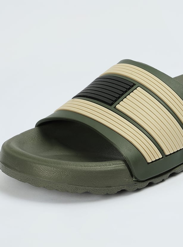 Men Colourblocked Sliders