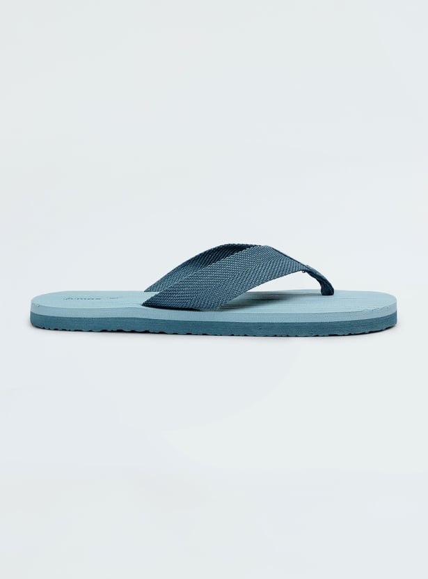 Men Textured V-Strap Slippers