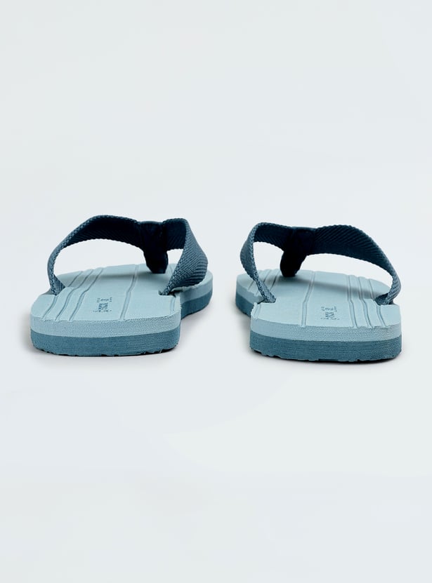 Men Textured V-Strap Slippers