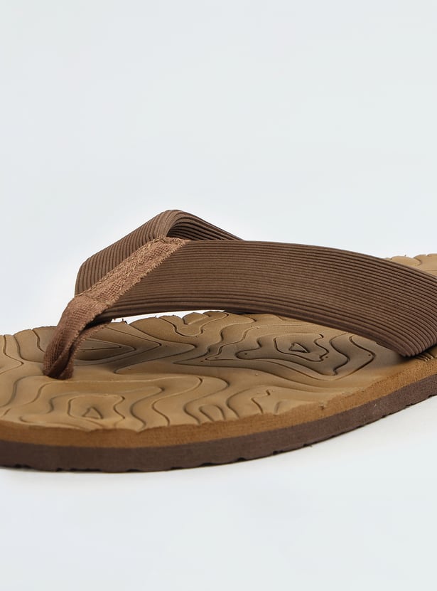 Men Textured V-strap Slipper