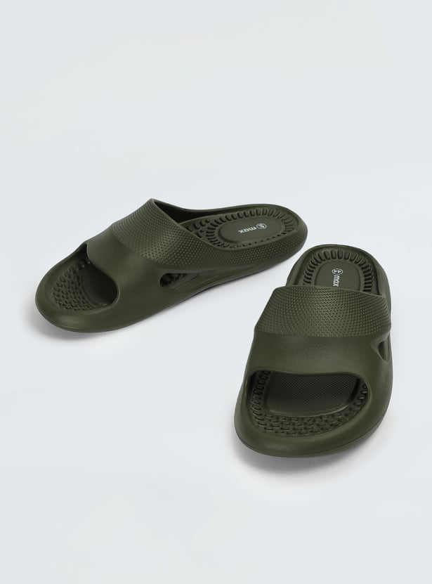 Men Textured Moulded Sliders