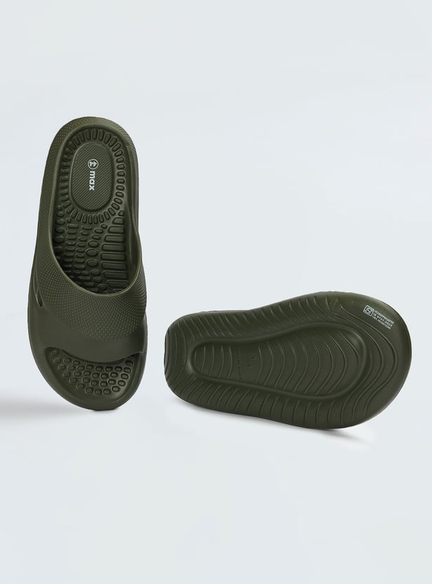 Men Textured Moulded Sliders