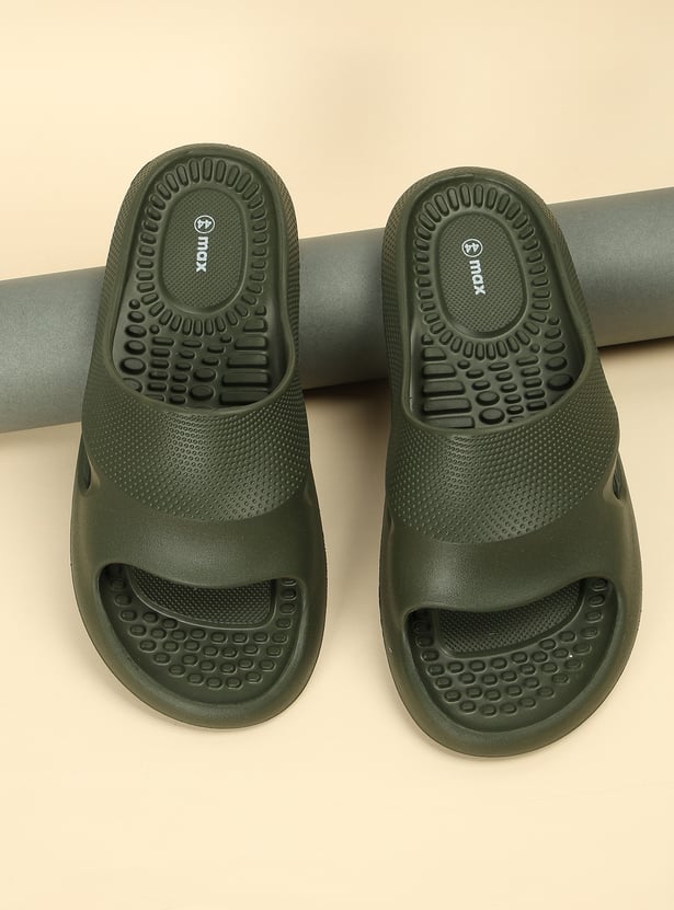 Men Textured Moulded Sliders