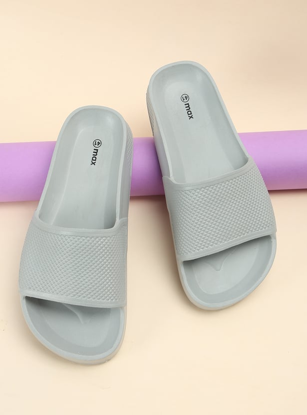 Men Textured Moulded Sliders