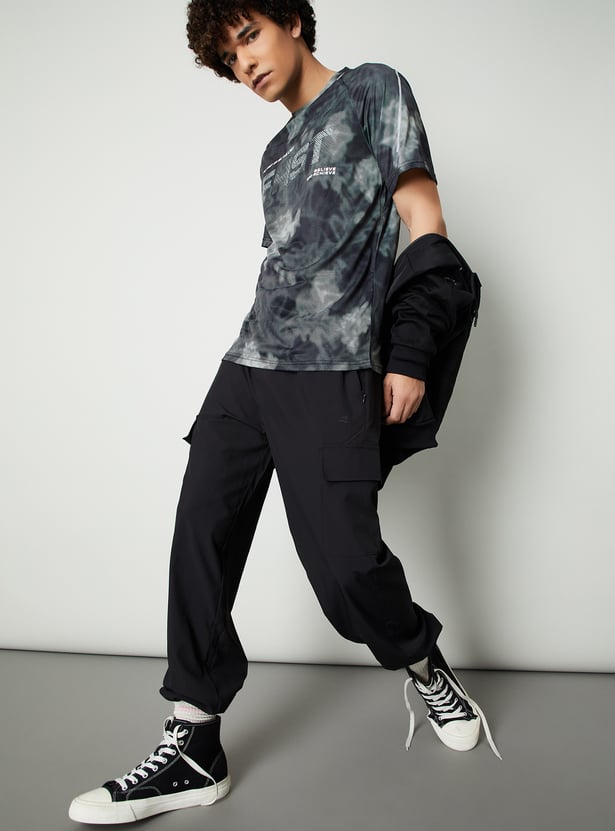 Men Solid Performance Cargo Joggers