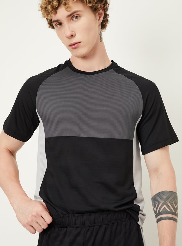 Men Colourblock Slim Fit T-shirt