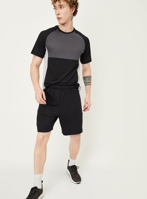 Men Colourblock Slim Fit T-shirt