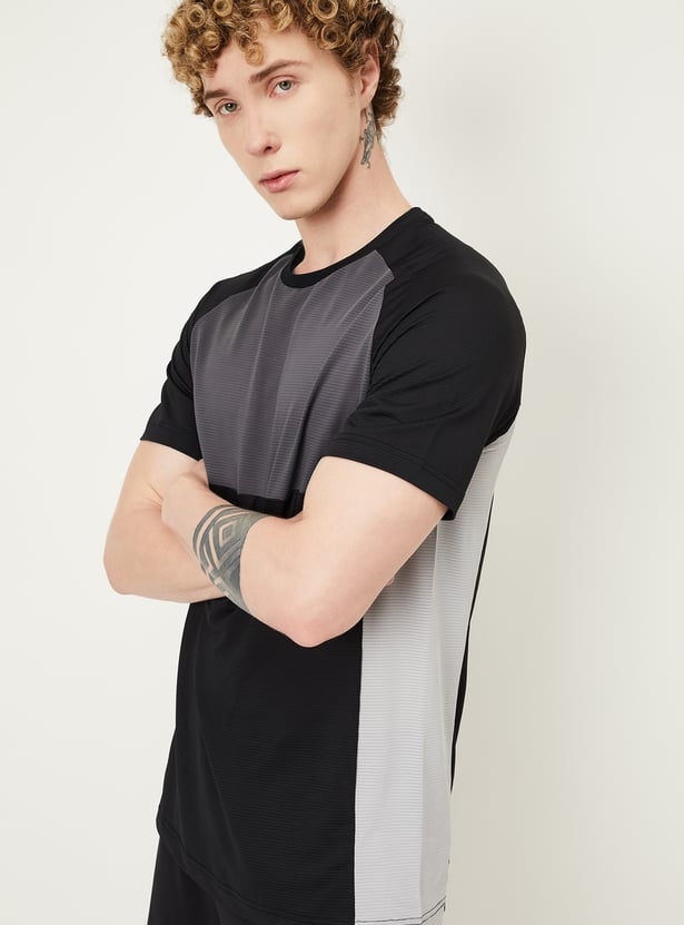 Men Colourblock Slim Fit T-shirt
