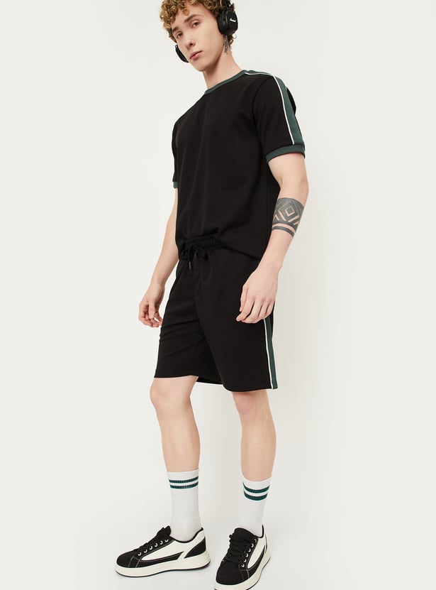 Men Solid Side Taped Shorts