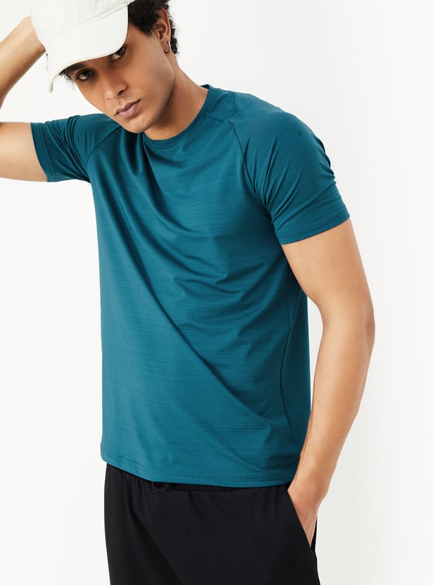 Men Solid Slim Fit Sports T-shirt