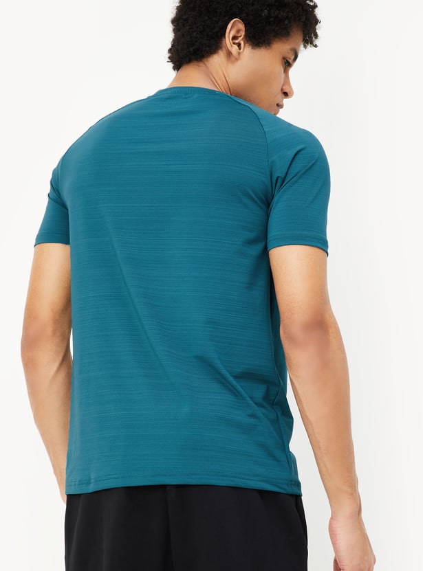 Men Solid Slim Fit Sports T-shirt